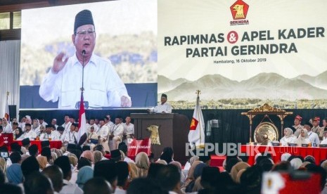 Ketua Umum Partai Gerindra Prabowo Subianto memberikan pidato politik pada acara Rapimnas dan Apel Kader Partai Gerindra di Hambalang, Bogor, Jawa Barat, Rabu (16/10).