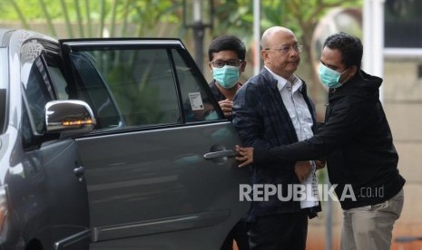 OTT Walikota Medan. Wali Kota Medan Dzulmi Eldin (tengah) bersama penyidik KPK tiba di Gedung KPK, Jakarta, Rabu (16/10/2019).