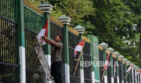 Pekerja mengecat pagar gedung DPR RI di kawasan Senayan, Jalan Gatot Soebroto, Jakarta, menjelang pelantikan Presiden Joko Widodo dan Wakil Presiden Ma'ruf Amin, Rabu (16/10/2019).