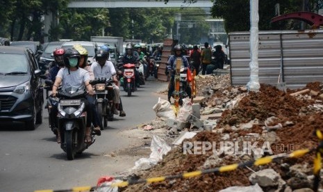 Antrean kendaraan saat melewati kawasan proyek pembangunan trotoar di Jalan Kramat Raya, Jakarta, Rabu (16/10/2019).