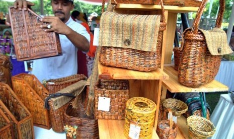 Pengunjung melihat produk kerajinan dari bahan koran bekas saat Gebyar Usaha Mikro Kecil Menengah (UMKM) Juara di lapangan Kampus IPB, Baranangsiang, Kota Bogor, Jawa Barat, Sabtu (28/9/2019).