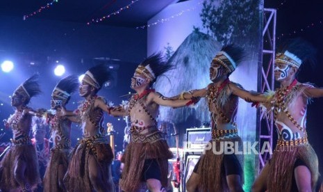 Penari asal Papua menampilkan tarian khas Papua saat acara Malam Bahasa dan Budaya Internasional ke-18 di Pusdiklat Bahasa Badiklat Kemhan, Jalan Jati Raya, Pondok Labu, Jakarta, Rabu (16/10/2019).