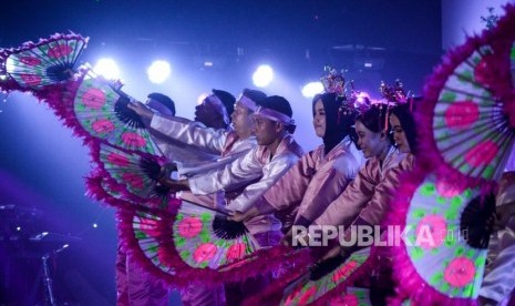 Penari asal Papua menampilkan tarian khas Papua saat acara Malam Bahasa dan Budaya Internasional ke-18 di Pusdiklat Bahasa Badiklat Kemhan, Jalan Jati Raya, Pondok Labu, Jakarta, Rabu (16/10/2019).