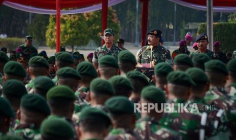 Panglima TNI Hadi Tjahjanto saat memimpin passukan.