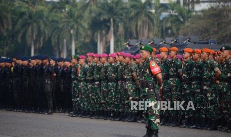 Personel TNI dan Polri saat apel gelar pasukan pengamanan pengambilan sumpah dan pelantikan Presiden dan Wakil Presiden Republik Indonesia di Lapangan Silang Monas, Jalan Merdeka, Jakarta, Kamis (17/10/2019).