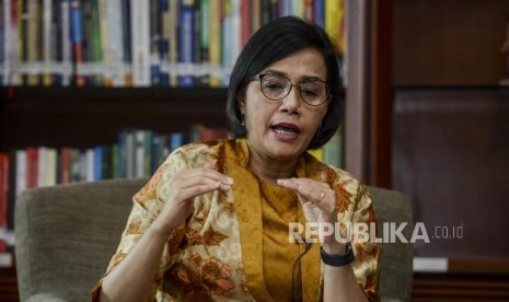 Menteri Keuangan Sri Mulyani memberikan paparan saat wawancara khusus bersama Republika di Jakarta, Kamis (17/10).