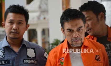 Sutradara Amir Mirza Gumay alias A saat konferensi pers  ungkap kasus Narkoba di halaman Dit Narkoba Polda Metro Jaya, Jakarta, Kamis (17/10/2019).