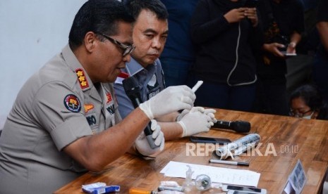 Kepala Bidang Humas Polda Metro Jaya Kombes Argo Yuwono menyampaikan keterangan pers terkait ungkap kasus Narkoba terhadap Sutradara Amir Mirza Gumay alias A di halaman Dit Narkoba Polda Metro Jaya, Jakarta, Kamis (17/10/2019).