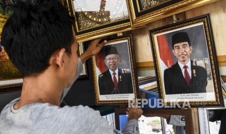 [Ilustrasi] Pedagang merapikan poster Presiden Joko Widodo dan Wakil Presiden terpilih Ma'ruf Amin di salah satu kios figura di Kawasan Cicadas, Kota Bandung, Kamis (17/10).