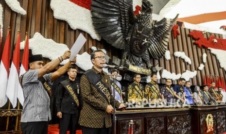 Petugas Setjen MPR melakukan simulasi acara saat gladi kotor jelang pelantikan presiden dan wakil presiden di Kompleks Parlemen, Senayan, Jakarta, Jumat (18/10).