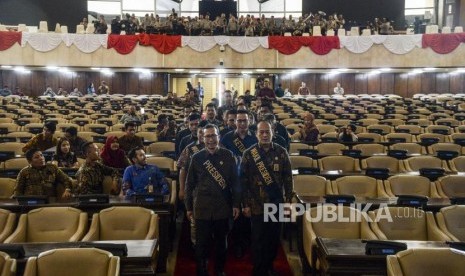 Petugas Setjen MPR melakukan simulasi acara saat gladi kotor jelang pelantikan presiden dan wakil presiden di Kompleks Parlemen, Senayan, Jakarta, Jumat (18/10).