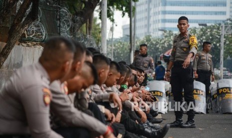 Anggota Kepolisian melakukan persiapan pengamanan  jelang pelantikan Presiden RI dikawasan Gedung DPR RI Senayan, Jalan Gatot Soebroto, Jakarta, Jumat (18/10/2019).