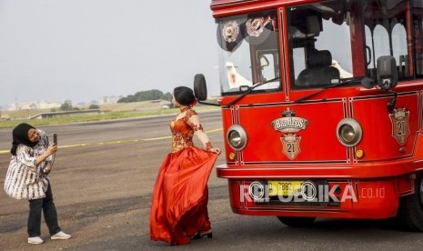 Sejumlah pengunjung berfoto di depan bus Bandros.