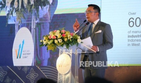 Gubernur Jawa Barat Ridwan Kamil menyampaikan sambutan saat acara West Java Investment Summit 2019, di The Trans Luxury Hotel, Kota Bandung, Jumat (18/10).