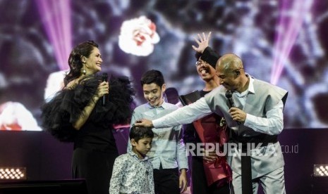 Penyanyi Marcell Siahaan bersama istrinya Rima Melati Adams dan keluarga saat tampil pada konser bertajuk 'Marcell Tujuhbelas' di Jakarta, Jumat (18/10).