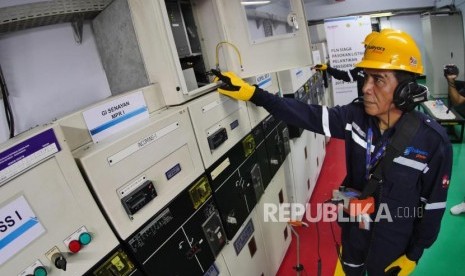 Petugas memeriksa panel control di Gardu Utama Listrik Kompleks DPR-MPR RI, Jakarta Pusat, Jumat (18/10). ESDM) membuka peluang keterlibatan swasta untuk membangun pembangkit maupun transmisi. 