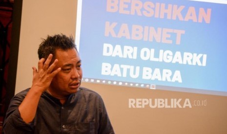 Kordinator Regional Kampanye Energi dan Iklim Greenpeace Indonesia Tata Mustasya saat konferensi pers terkait daftar calon nama menteri periode 2019-2024 di Bakoel Koffee, Jakarta, Sabtu (19/10/2019).