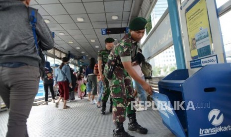 Anggota TNI melakukan pengamanan jelang pelantikan Presiden di Halte Dukuh Atas, Jakarta, Ahad (20/10/2019).