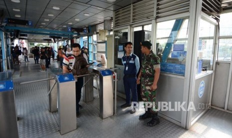 Anggota TNI melakukan pengamanan jelang pelantikan Presiden di Halte Dukuh Atas, Jakarta, Ahad (20/10/2019).