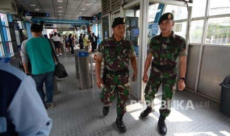 Anggota TNI melakukan pengamanan jelang pelantikan Presiden di Halte Dukuh Atas, Jakarta, Ahad (20/10/2019).