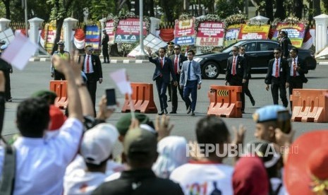 Presiden Terpilih Periode 2019-2024 Joko Widodo menghampiri relawan sebelum menuju ke tempat pelantikan di Jakarta, Ahad (20/10).