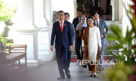 Berangkat Menuju Senayan. Presiden Joko Widodo bersama keluarga bersiap menuju Gedung MPR di Istana Merdeka, Jakarta, Senin (20/10/2019).