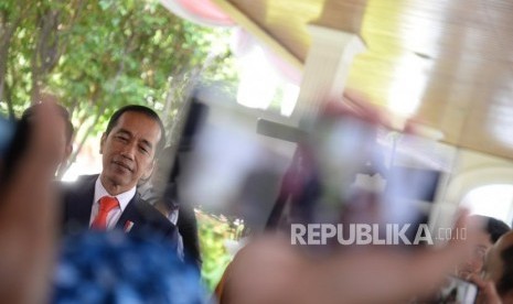 Berangkat Menuju Senayan. Presiden Joko Widodo menjawab pertanyaan wartawan sebe lum menuju Gedung MPR di Istana Merdeka, Jakarta, Senin (20/10/2019).