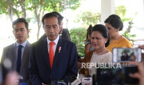 Berangkat Menuju Senayan. Presiden Joko Widodo menjawab pertanyaan wartawan sebe lum menuju Gedung MPR di Istana Merdeka, Jakarta, Senin (20/10/2019).