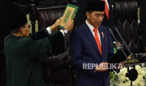 Presiden Joko Widodo mengucapkan sumpah jabatan saat dilantik menjadi presiden periode 2019-2024 di Gedung Nusantara, kompleks Parlemen, Senayan, Jakarta, Ahad (20/10).