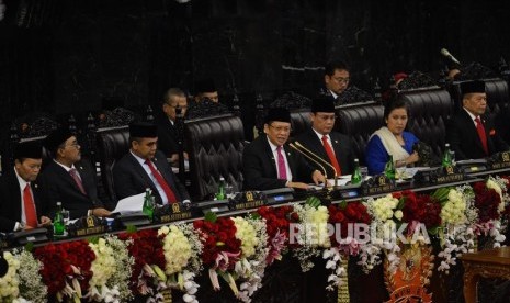 Ketua MPR RI Bambang Soesatyo memimpin pelantikan Presiden dan Wakil Presiden periode 2019-2024 di Gedung Nusantara, kompleks Parlemen, Senayan, Jakarta, Ahad (20/10).