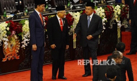 Presiden Joko Widodo bersama Wakil Presiden Ma'ruf Amin dan Jusuf Kalla seusai acara pelantikan Presiden dan Wakil Presiden periode 2019-2024 di Gedung Nusantara, kompleks Parlemen, Senayan, Jakarta, Ahad (20/10).