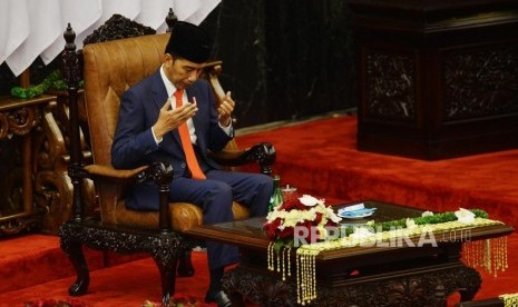 Presiden Joko Widodo berdoa seusai acara pelantikan Presiden dan Wakil Presiden periode 2019-2024 di Gedung Nusantara, kompleks Parlemen, Senayan, Jakarta, Ahad (20/10).