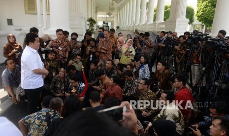 Bertemu Presiden Joko Widodo. CEO Mahaka Grup Erick Thohir menjawab pertanyaan wartawan usai usai bertemu dengan Presiden Joko Widodo di Istana Kepresidenan, Jakarta, Senin (21/10).