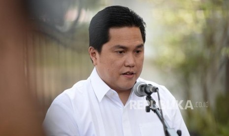 Bertemu Presiden Joko Widodo. CEO Mahaka Grup Erick Thohir menjawab pertanyaan wartawan usai usai bertemu dengan Presiden Joko Widodo di Istana Kepresidenan, Jakarta, Senin (21/10).