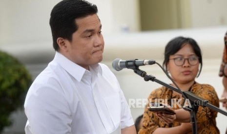 Bertemu Presiden Joko Widodo. CEO Mahaka Grup Erick Thohir menjawab pertanyaan wartawan usai usai bertemu dengan Presiden Joko Widodo di Istana Kepresidenan, Jakarta, Senin (21/10).