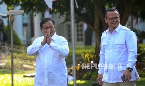 Bertemu Presiden Jokowi. Ketum Gerindra Prabowo Subianto (kiri) bersama Waketum Gerindra Edhy Prabowo tiba di Istana Kepresidenan untuk bertemu Presiden Joko Widodo, Jakarta, Senin (21/10).