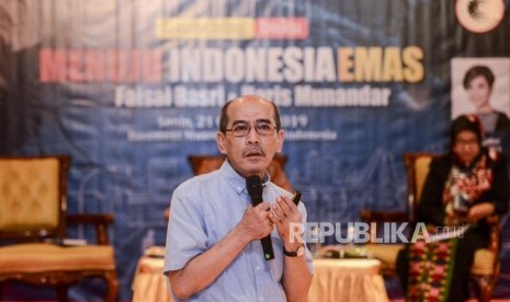 Ekonom Senior Faisal Basri memaparkan penjelasan saat diskusi dan peluncuran buku Menuju Indonesia Emas di Jakarta, Senin (21/10).