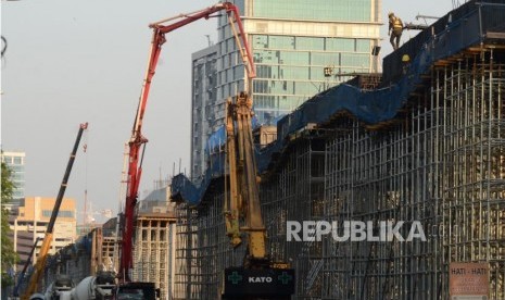 Proyek pembangunan Tol Becakayu Seksi 2A di Bekasi, Jawa Barat. 'Air terjun' muncul di Seksi 2A Tol Becakayu pada Kamis (21/11) sore.