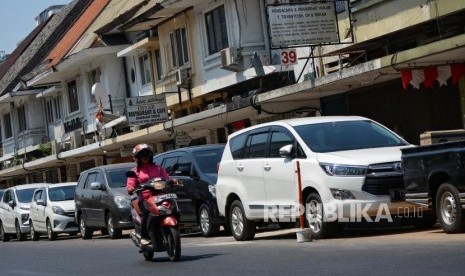 Sejumlah kendaraan terparkir di pinggir trotoar sepanjang Jalan Cikini Raya, Jakarta Pusat, Selasa (22/10/2019).