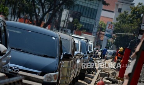 Sejumlah kendaraan terparkir di pinggir trotoar sepanjang Jalan Cikini Raya, Jakarta Pusat, Selasa (22/10/2019).