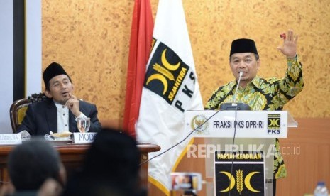 Ketua Fraksi PKS DPR RI Jazuli Juwaini (kanan).