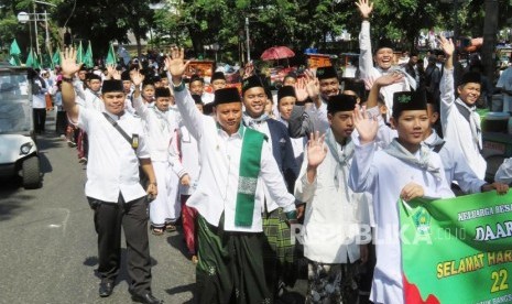 Wakil Gubernur Jawa Barat Uu Ruzhanul Ulum (bersorban) mengikuti pawai bersama para santri usai upacara Peringatan Hari Santri Tingkat Provinsi Jabar, di Lapangan Gasibu, Kota Bandung, Senin (22/10).