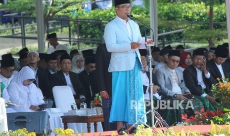 Gubernur Jawa Barat Ridwan Kamil menyampaikan sambutan saat upacara Peringatan Hari Santri Tingkat Provinsi Jabar, di Lapangan Gasibu, Kota Bandung, Senin (22/10).