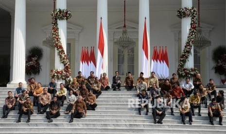 Pengenalan Kabinet Indonesia Maju. Presiden Joko Widodo bersama Wapres Maruf Amin saat mengenalan jajaran Kabinet Indonesia Maju di Istana Merdeka, Jakarta, Rabu (23/10).