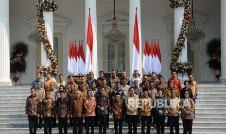 Pengenalan Kabinet Indonesia Maju. Presiden Joko Widodo bersama Wapres Maruf Amin saat mengenalan jajaran Kabinet Indonesia Maju di Istana Merdeka, Jakarta, Rabu (23/10).