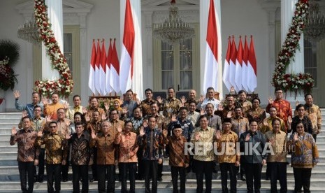 Pengenalan Kabinet Indonesia Maju. Presiden Joko Widodo bersama Wapres Maruf Amin saat mengenalan jajaran Kabinet Indonesia Maju di Istana Merdeka, Jakarta, Rabu (23/10).