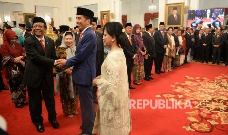 Pengenalan Kabinet Indonesia Maju. Presiden Joko Widodo memberikan ucapan selamat kepada Menko Polhukam Mahfud MD usai pelantikan Kabinet Indonesia Maju di Istana Merdeka, Jakarta, Rabu (23/10).