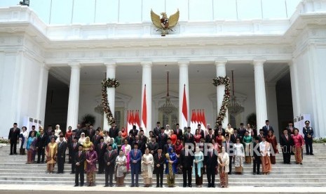 Pengenalan Kabinet Indonesia Maju. Presiden Joko Widodo bersama Wapres Maruf Amin, dan  jajaran Kabinet Indonesia Maju berfoto usai pelantikan di Istana Merdeka, Jakarta, Rabu (23/10).