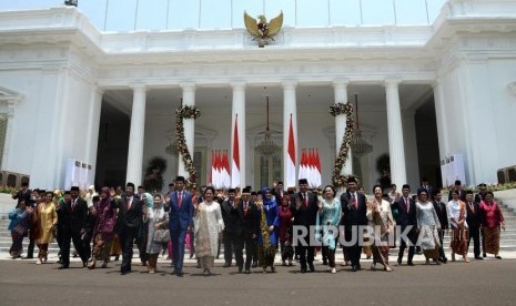 Pengenalan Kabinet Indonesia Maju. Presiden Joko Widodo bersama Wapres Maruf Amin, dan jajaran Kabinet Indonesia Maju berjalan bersama usai pelantikan di Istana Merdeka, Jakarta, Rabu (23/10).