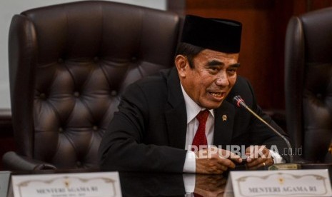 Menteri Agama Fachrul Razi memberikan sambutan saat serah terima jabatan (Sertijab) di Kantor Kementerian Agama, Jakarta, Rabu (23/10).